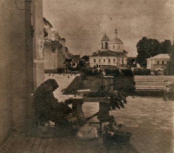 Пожилая женщина продаёт рассаду в Боровске. Июнь 2024.