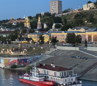 Вечер на Нижневолжской набережной