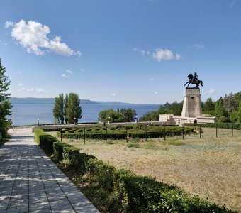 Памятник В.Н. Татищеву в г. Тольятти