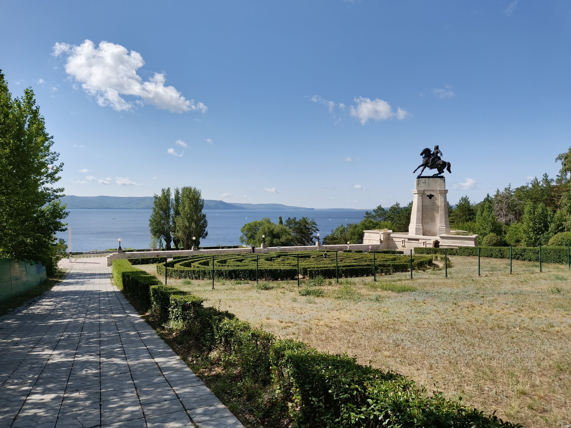 Памятник В.Н. Татищеву в г. Тольятти