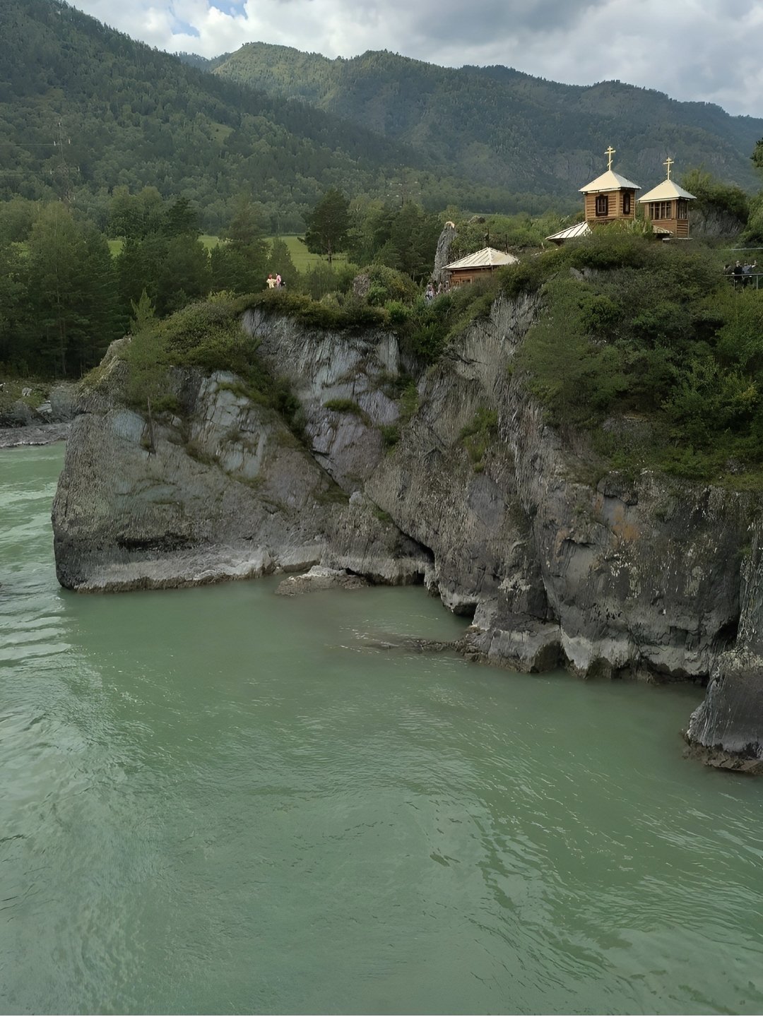 Горная церковь на скале