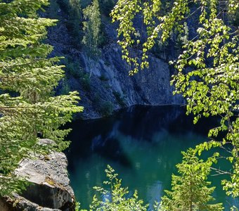 Изумруда воды в зелени деревьев