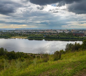 Нижний Новгород. Пасмурный день на реке Оке.