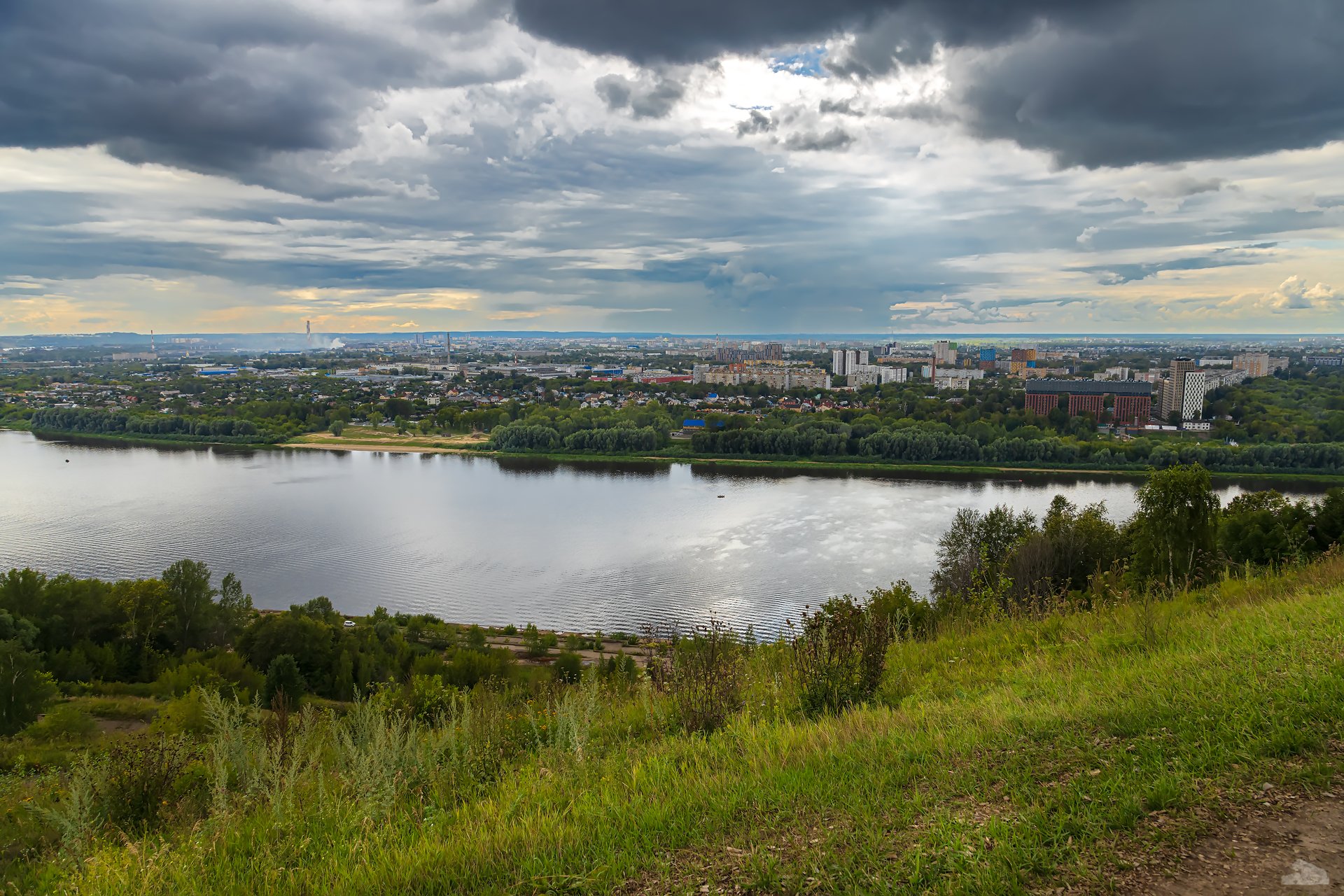 Нижний Новгород. Пасмурный день на реке Оке