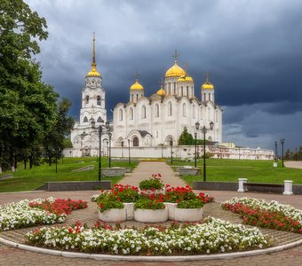 Надвигающийся атмосферный фронт над Успенским собором.