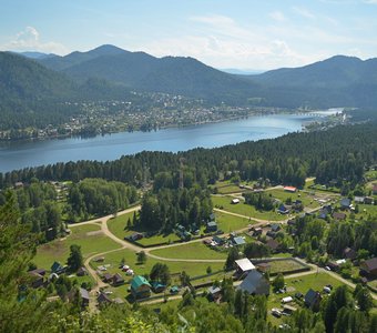 Вид с горы Тилан-Туу на село Артыбаш, Телецкое озеро и село Иогач на противоположном берегу