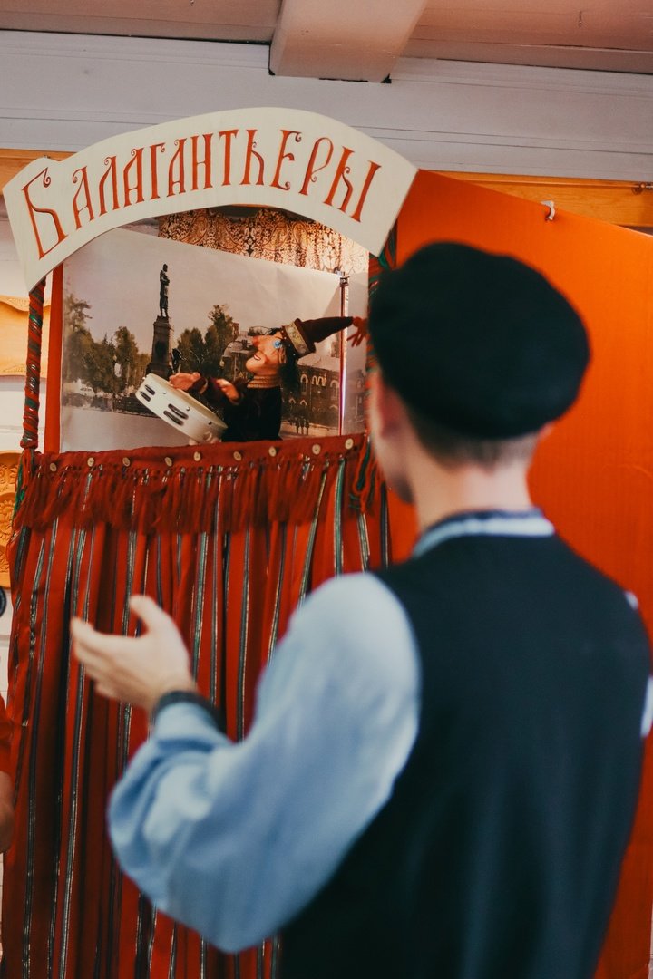 Сказочное представление в старинной избе