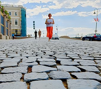 Идущая по дороге