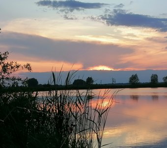 Закат на озере