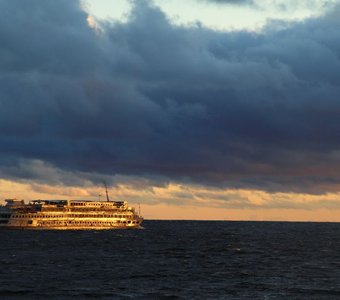 "Викинг Хельги" в лучах заката. Онежское озеро.