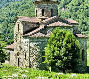 Древний храм у подножия гор