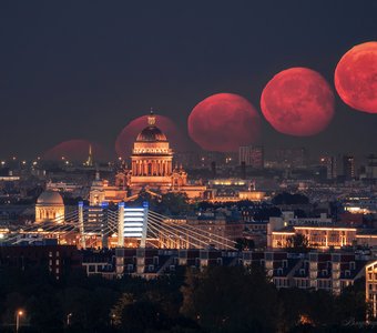 Луна над городом