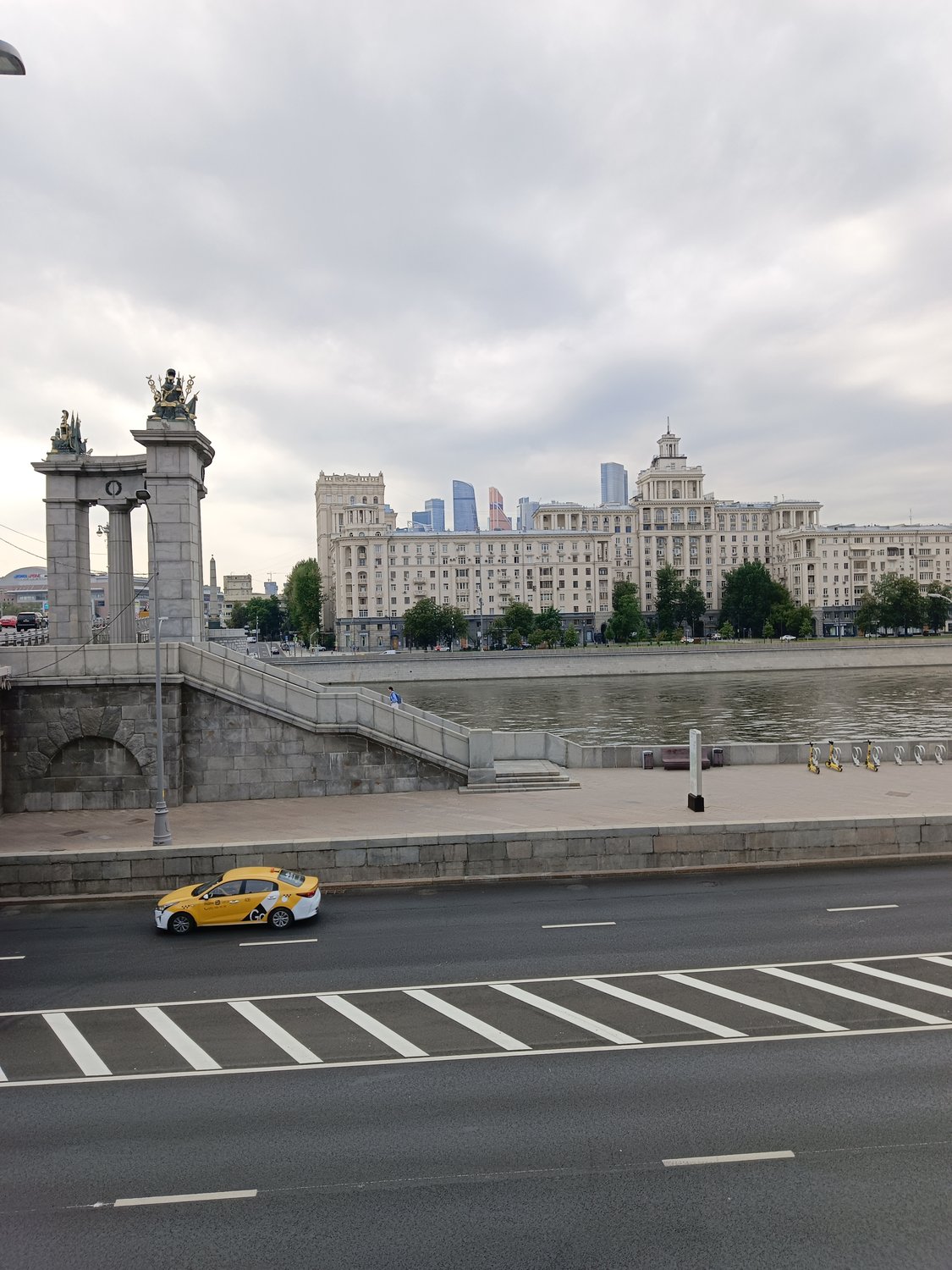 И везёт такси вдоль Москвы-реки