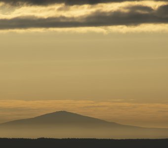 Вид на горный хребет Басеги туманным утром