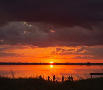 Закат над солёным озером