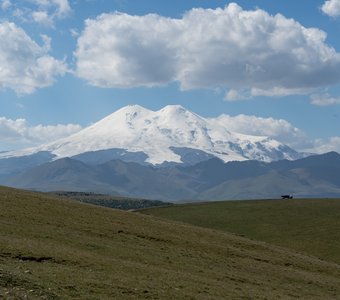 Минимализм на фоне Эльбруса