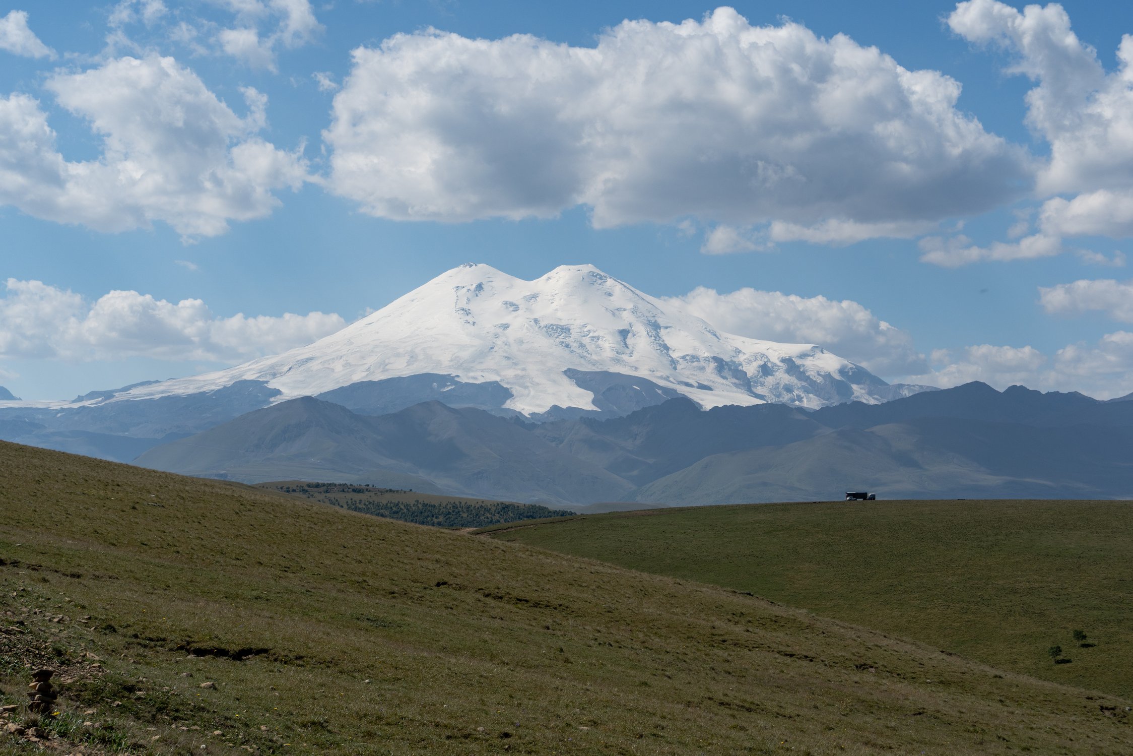 Минимализм на фоне Эльбруса