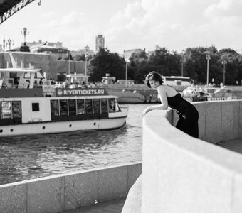 Девушка на мосту