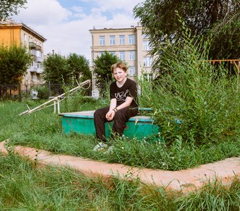 На заросшей площадке