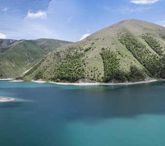 Панорама высокогорного озера Кезенойам. Чечня