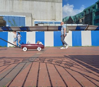 Ребёнок в машинке.