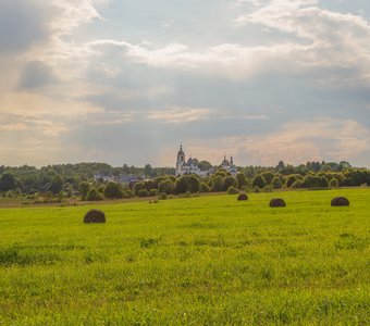 Солнца лучи объяли Николо-Улейминский старообрядческий женский монастырь и его окрестности