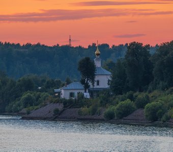 Церковь Илии Пророка на берегу Волги во время заката