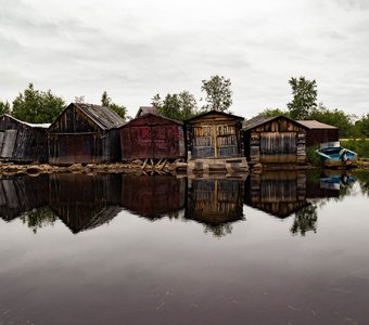 Лодочные гаражи на реке Вирма