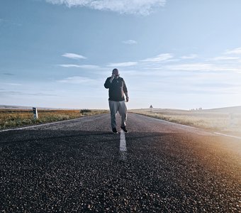 Идти, не стоять. Идти в любую сторону, не стоять. Не стой.