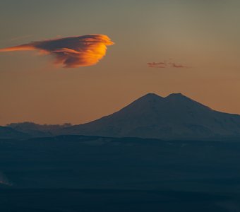 Пролетала нал Эльбрусом птица заката...