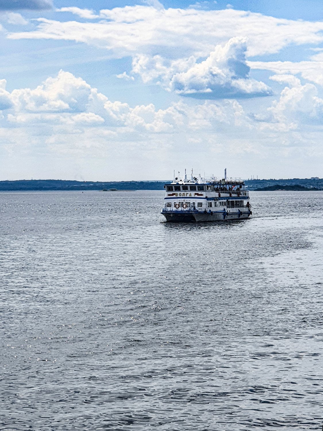 А по Волге вверх теплоход