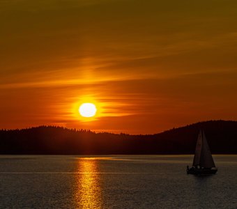 Парус на закате.