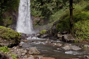 Турист погиб на Бали из-за селфи у водопада