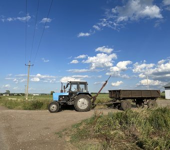 Трактор едет