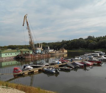 Баржа  и пристань в порту