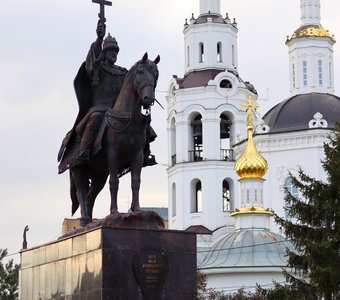 Памятник Ивану Грозному и церковь