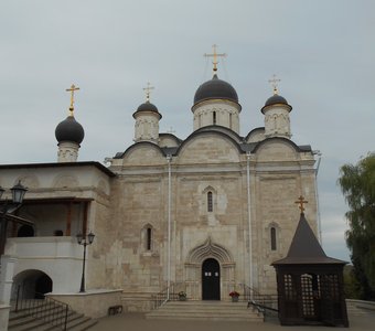 Во Владычном монастыре