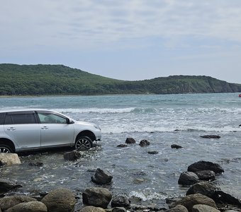 Купание японской машины в Японском море. Между мысом Вятлина и мысом Тобизина. Приморский край.