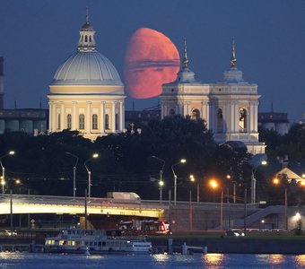 Луна над Смольным собором