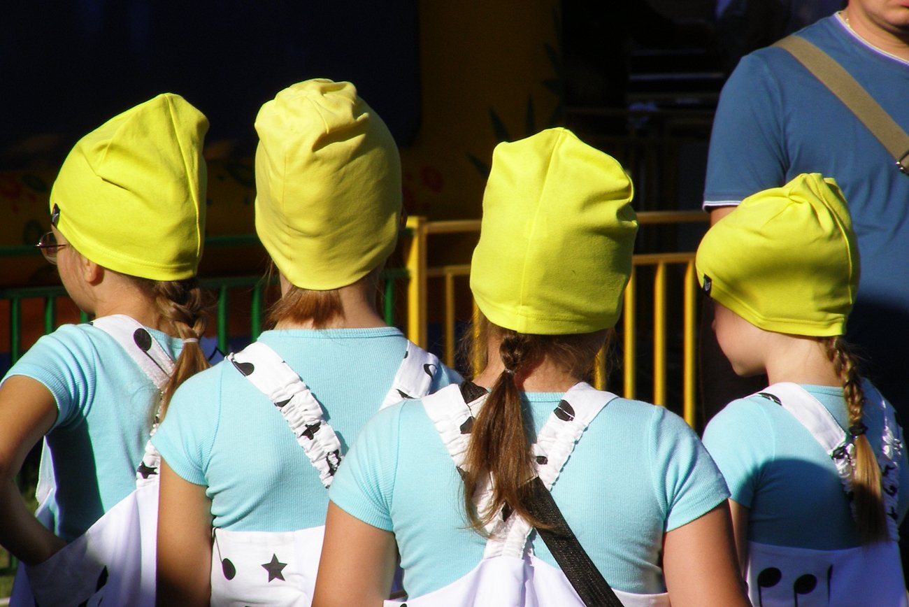 В желтых шапочках