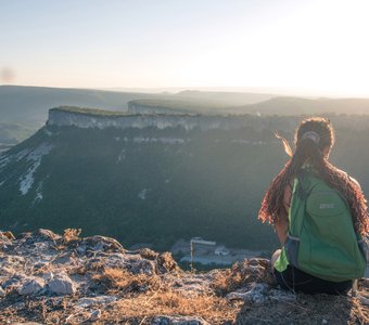 Под рюкзаком