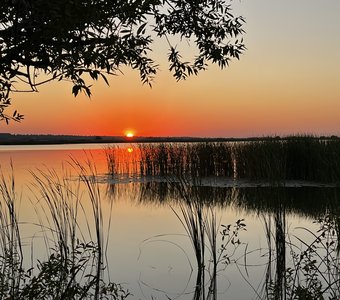 Закат на озере