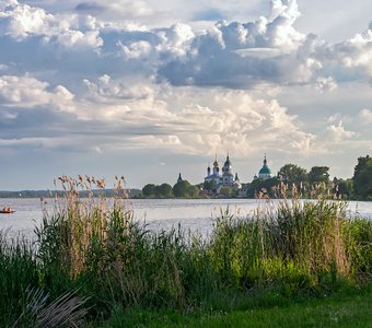 Вечерний вид на Спасо-Яковлевский Димитриев монастырь