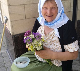 Бомж Любовь Васильевна в праздник Преображения Господня. 85 лет.