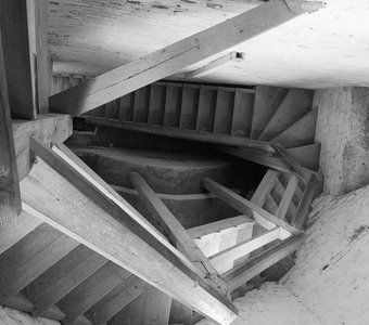 В лабиринте пути к свету...