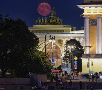 Луна над аркой Главного Штаба