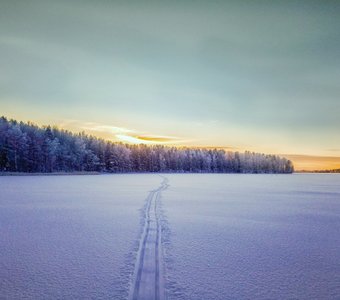 По свежему снегу.