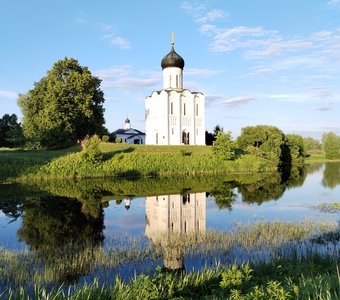 Белокаменный храм...