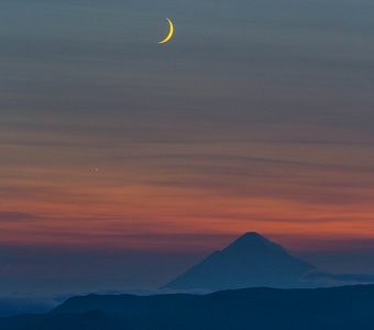 Луна и Венера над Опальской сопкой