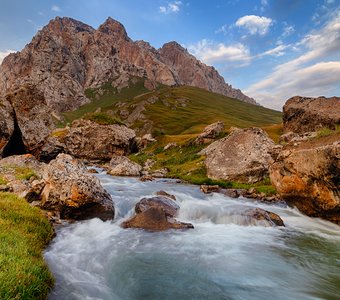 На берегу очень быстрой реки